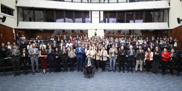 54 parlamentares tiveram que jurar que prometem defender e cumprir a Constituição da República e do Paraná. Créditos: Orlando Kissner/Alep