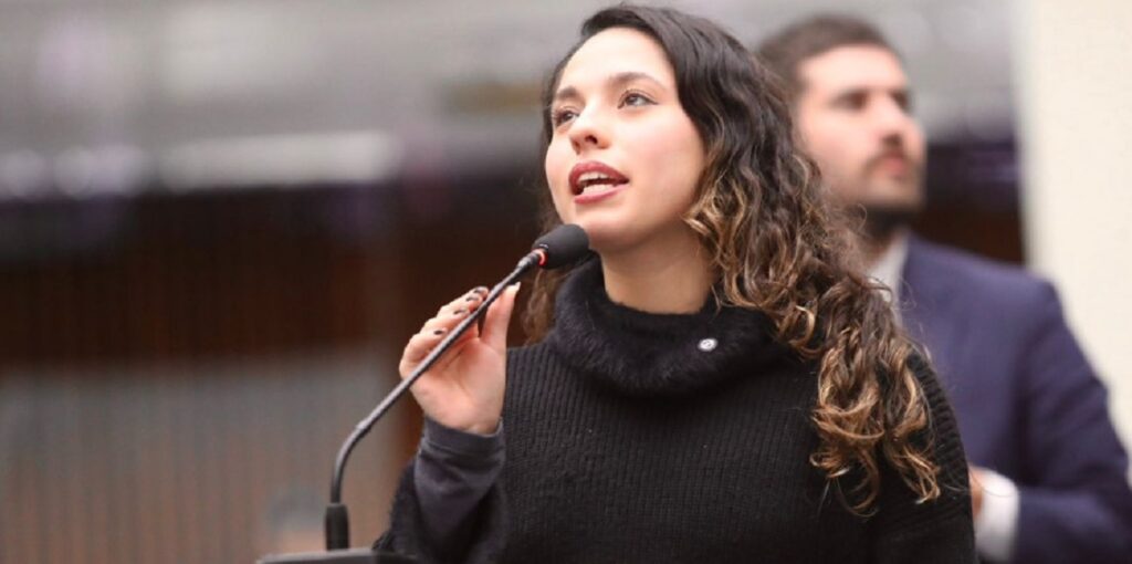 Ana Júlia formaliza requerimento à SEED para obter informações sobre o curso de teatro do CEP.