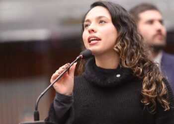 Ana Júlia formaliza requerimento à SEED para obter informações sobre o curso de teatro do CEP.