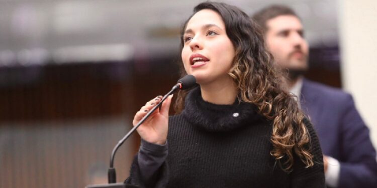 Ana Júlia formaliza requerimento à SEED para obter informações sobre o curso de teatro do CEP. Ana Júlia formaliza requerimento à SEED para obter informações sobre o curso de teatro do CEP.