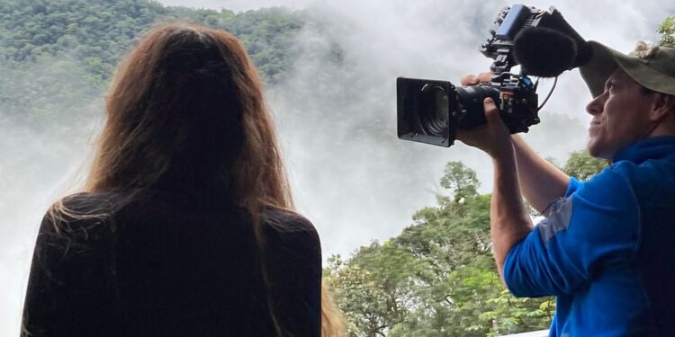 Cataratas do Iguaçu e trem da Serra do Mar estão em reality show da emissora BBC
Foto: Lucas Petit Cataratas do Iguaçu e trem da Serra do Mar estão em reality show da emissora BBC
Foto: Lucas Petit