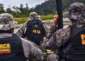 Agentes da Força Nacional patrulham o rio Couto Magalhães em embarcação tática durante ação de combate ao garimpo ilegal na Terra Indígena Yanomami - Foto: Bruno Mancinelle / Casa de Governo