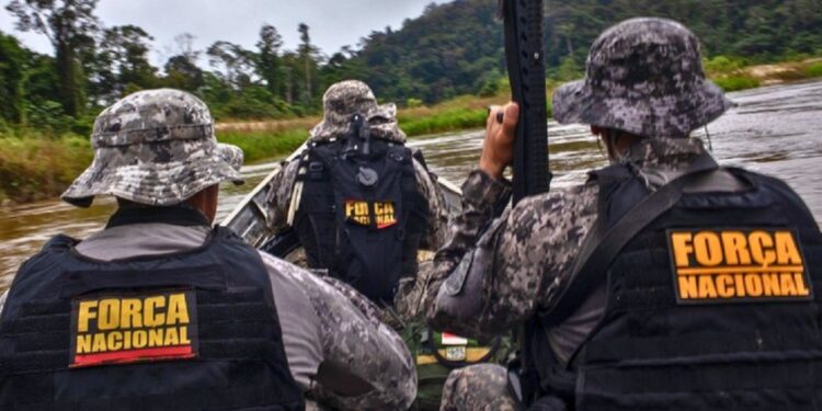 Agentes da Força Nacional patrulham o rio Couto Magalhães em embarcação tática durante ação de combate ao garimpo ilegal na Terra Indígena Yanomami - Foto: Bruno Mancinelle / Casa de Governo Agentes da Força Nacional patrulham o rio Couto Magalhães em embarcação tática durante ação de combate ao garimpo ilegal na Terra Indígena Yanomami - Foto: Bruno Mancinelle / Casa de Governo