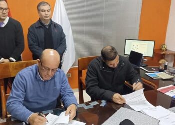 Firma de corte administrativo. Foto: MCDE.