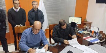 Firma de corte administrativo. Foto: MCDE.