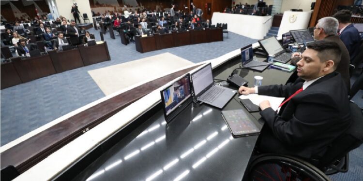 A participação ativa dos parlamentares universitários foi destaque nas duas sessões plenárias. Créditos: Orlando Kissner/Alep A participação ativa dos parlamentares universitários foi destaque nas duas sessões plenárias. Créditos: Orlando Kissner/Alep