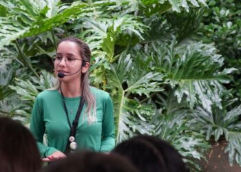 Gabriela Possato, supervisora pedagógica de Educação para Conservação do Parque das Aves. Foto: Parque das Aves.