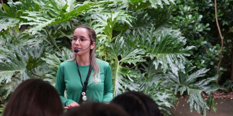 Gabriela Possato, supervisora pedagógica de Educação para Conservação do Parque das Aves. Foto: Parque das Aves. Gabriela Possato, supervisora pedagógica de Educação para Conservação do Parque das Aves. Foto: Parque das Aves.