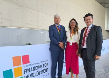 Carlos Carboni, Lígia Leite Soares e o diretor-superintendente do Itaipu Parquetec, Irineu Colombo. Foto: Romeu de Brunst - aipu Binacional.