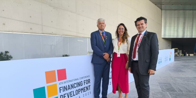 Carlos Carboni, Lígia Leite Soares e o diretor-superintendente do Itaipu Parquetec, Irineu Colombo. Foto: Romeu de Brunst - aipu Binacional.