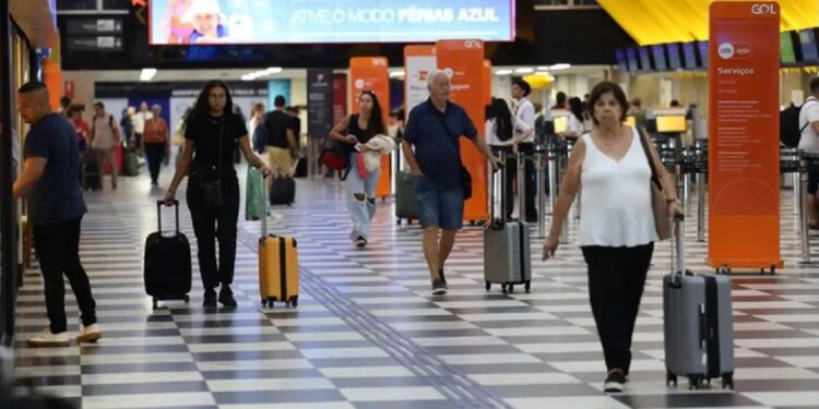 A expansão da malha aérea e o aumento no fluxo de passageiros refletem o fortalecimento de políticas públicas que impulsionam o turismo doméstico - Foto: Rovena Rosa/Agência Brasil
A expansão da malha aérea e o aumento no fluxo de passageiros refletem o fortalecimento de políticas públicas que impulsionam o turismo doméstico - Foto: Rovena Rosa/Agência Brasil