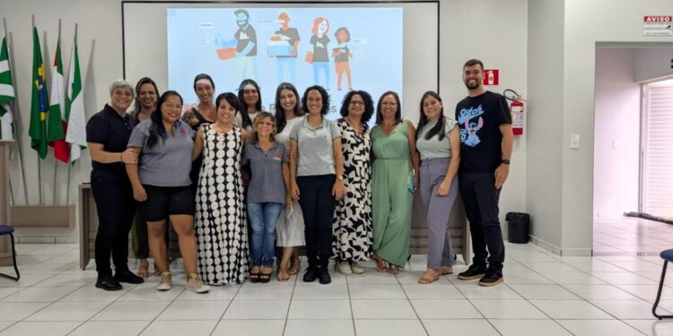 (esq. p dir.) Irmã Filomena Rubano, vice-pres. da AFA, com profissionais do Programa Formando Formadores. Foto: (Acervo - AFA). (esq. p dir.) Irmã Filomena Rubano, vice-pres. da AFA, com profissionais do Programa Formando Formadores. Foto: (Acervo - AFA).