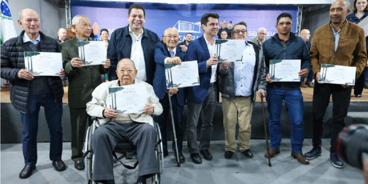 Durante a solenidade, Gugu Bueno prestou homenagens a personalidades e entidades com trajetória de destaque em Goioerê e região.
Créditos: Divulgação/Assessoria Parlamentar Durante a solenidade, Gugu Bueno prestou homenagens a personalidades e entidades com trajetória de destaque em Goioerê e região.
Créditos: Divulgação/Assessoria Parlamentar