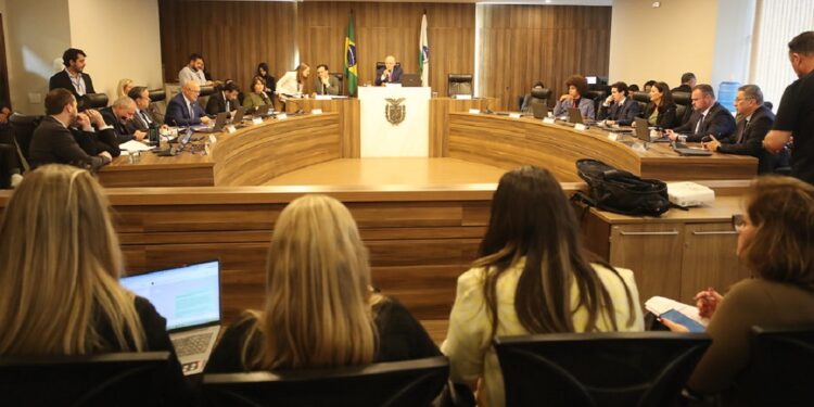 Comissão reuniu-se extraordinariamente após a Sessão Plenária desta segunda-feira (25).
Créditos: Valdir Amaral/Alep Comissão reuniu-se extraordinariamente após a Sessão Plenária desta segunda-feira (25).
Créditos: Valdir Amaral/Alep