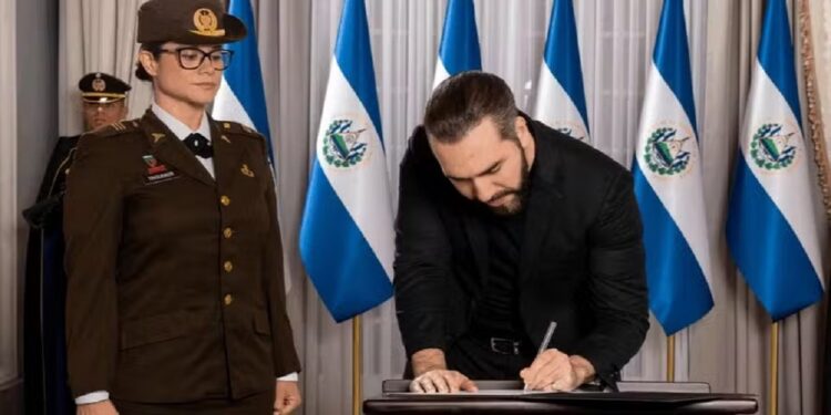 Exigências incluem 'uniforme limpo' e 'corte de cabelo adequado'; nomeação foi criticada por entidade de professores, que alerta para militarização das instituições de ensino. — Foto: Presidência de El Salvador Exigências incluem 'uniforme limpo' e 'corte de cabelo adequado'; nomeação foi criticada por entidade de professores, que alerta para militarização das instituições de ensino. — Foto: Presidência de El Salvador
