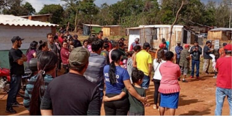 Entre as 112 famílias, há inúmeras crianças e idosos vivendo na Comunidade Lagoa Dourada, em Foz do Iguaçu - PR.
Foto: Defensoria Pública do Estado do Paraná. Foto: Defensoria Pública do Estado do Paraná Entre as 112 famílias, há inúmeras crianças e idosos vivendo na Comunidade Lagoa Dourada, em Foz do Iguaçu - PR.
Foto: Defensoria Pública do Estado do Paraná. Foto: Defensoria Pública do Estado do Paraná