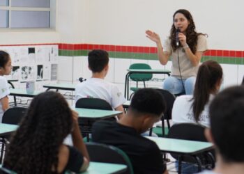 Ana Júlia destaca que o projeto reforça o compromisso com a inclusão social e o direito à educação de qualidade.
Créditos: Divulgação/Assessoria Parlamentar