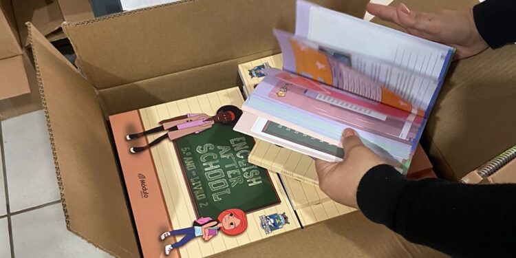 Em alguns casos, foram entregues caixas com novos exemplares para uso no 2º semestre, situação que está está sendo acompanhada pelo sindicato. (Foto Assessoria) Em alguns casos, foram entregues caixas com novos exemplares para uso no 2º semestre, situação que está está sendo acompanhada pelo sindicato. (Foto Assessoria)