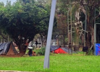 Indígenas acampados na praça do exaeroporto de CDE. Foto: UH