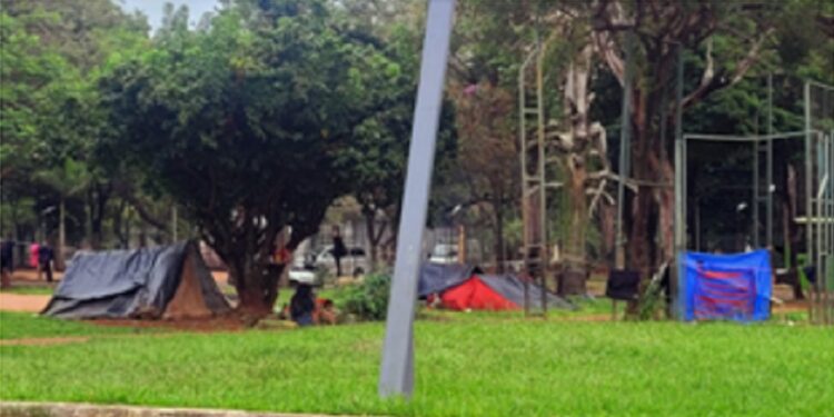 Indígenas acampados na praça do exaeroporto de CDE. Foto: UH Indígenas acampados na praça do exaeroporto de CDE. Foto: UH