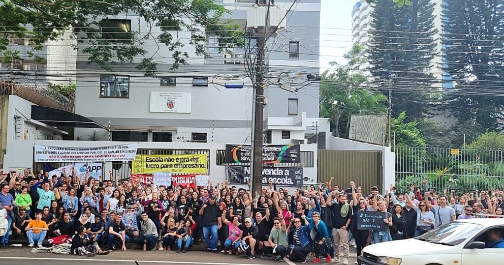 Protesto de educadores em greve à frente do Núcleo Regional de Educação de Foz do Iguaçu – Foto Assessoria