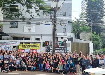 Protesto de educadores em greve à frente do Núcleo Regional de Educação de Foz do Iguaçu – Foto Assessoria