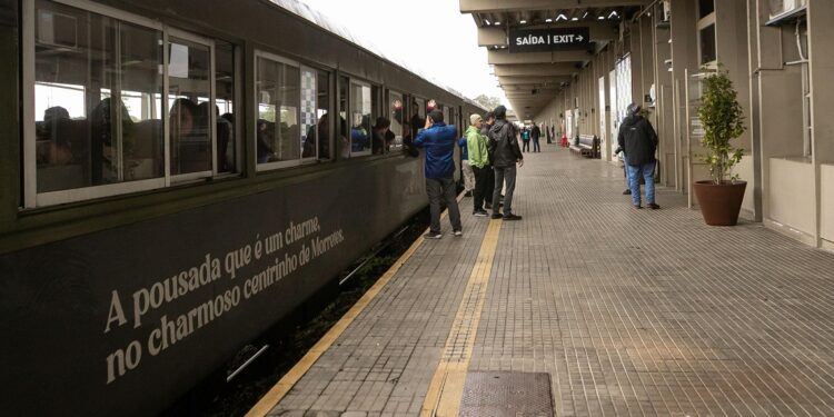 Turismo cresce 5,5% e serviços avançam 2,5% no primeiro semestre no Paraná
Foto: Roberto Dziura Jr/AEN Turismo cresce 5,5% e serviços avançam 2,5% no primeiro semestre no Paraná
Foto: Roberto Dziura Jr/AEN