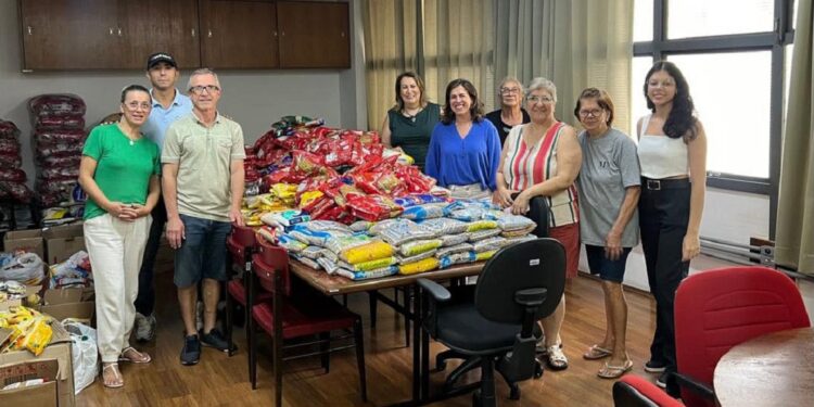 Entidades de 32 cidades são contempladas com prêmios de R$ 5 mil do Nota Paraná
Foto: Divulgação Entidades de 32 cidades são contempladas com prêmios de R$ 5 mil do Nota Paraná
Foto: Divulgação