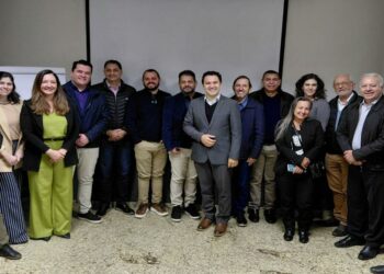 Empresários da hotelaria e lideranças do turismo em reunião da ABIH Regional Oeste. Foto: Divulgação.