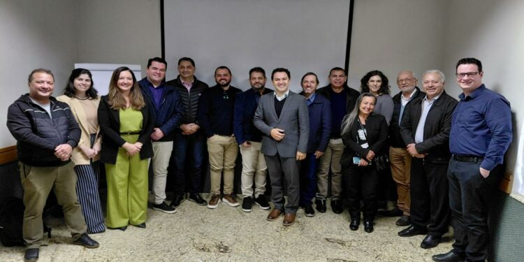 Empresários da hotelaria e lideranças do turismo em reunião da ABIH Regional Oeste. Foto: Divulgação. Empresários da hotelaria e lideranças do turismo em reunião da ABIH Regional Oeste. Foto: Divulgação.