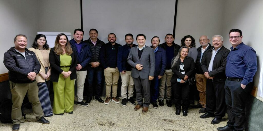 Empresários da hotelaria e lideranças do turismo em reunião da ABIH Regional Oeste. Foto Divulgação