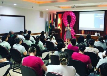 Dra. Morena aborda a importância da saúde das relações familiares em evento corporativo. Foto: Morena Silveira.