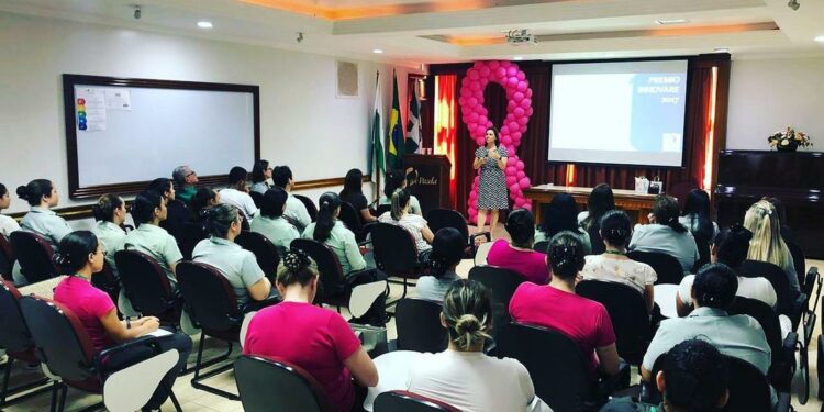 Dra. Morena aborda a importância da saúde das relações familiares em evento corporativo. Foto: Morena Silveira. Dra. Morena aborda a importância da saúde das relações familiares em evento corporativo. Foto: Morena Silveira.