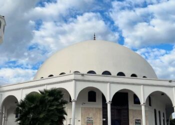 A mesquita é considerada uma das maiores da América Latina. A pedra fundamental foi lançada em 1981 e inaugurada oficialmente em 23 de março de 1983. Foto: Divulgação.