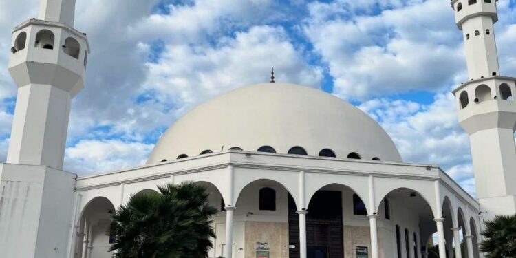 A mesquita é considerada uma das maiores da América Latina. A pedra fundamental foi lançada em 1981 e inaugurada oficialmente em 23 de março de 1983. Foto: Divulgação.
A mesquita é considerada uma das maiores da América Latina. A pedra fundamental foi lançada em 1981 e inaugurada oficialmente em 23 de março de 1983. Foto: Divulgação.