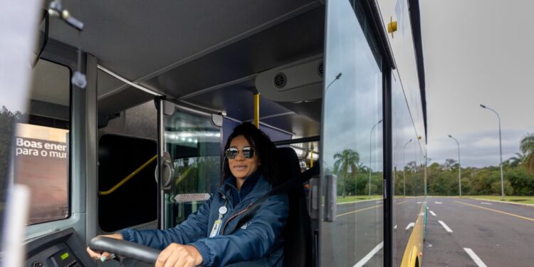Andressa é a primeira motorista mulher no Complexo Turístico Itaipu, e assume o cargo há pouco mais de um ano. Foto: Divulgação. Andressa é a primeira motorista mulher no Complexo Turístico Itaipu, e assume o cargo há pouco mais de um ano. Foto: Divulgação.