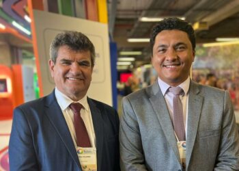 Professor Colombo e Yuri Benites, diretor superintendente e diretor de turismo do Itaipu Parquetec, respectivamente, prestigiando a retomada do Salão Nacional do Turismo, em 2023. Foto: Divulgação.
