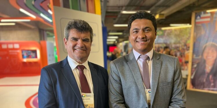 Professor Colombo e Yuri Benites, diretor superintendente e diretor de turismo do Itaipu Parquetec, respectivamente, prestigiando a retomada do Salão Nacional do Turismo, em 2023. Foto: Divulgação. Professor Colombo e Yuri Benites, diretor superintendente e diretor de turismo do Itaipu Parquetec, respectivamente, prestigiando a retomada do Salão Nacional do Turismo, em 2023. Foto: Divulgação.