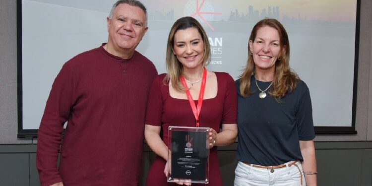 Na foto, Abilene Rodrigues ao lado de Rogério Louro, Diretor de Comunicação Corporativa, e Mila Poli, Gerente Sênior de Comunicação Corporativa. Na foto, Abilene Rodrigues ao lado de Rogério Louro, Diretor de Comunicação Corporativa, e Mila Poli, Gerente Sênior de Comunicação Corporativa.
