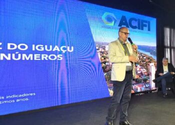 Danilo Vendruscolo e Eduardo Fernandes apresentam o Foz em Números durante a Paraguay Business Week – foto divulgação