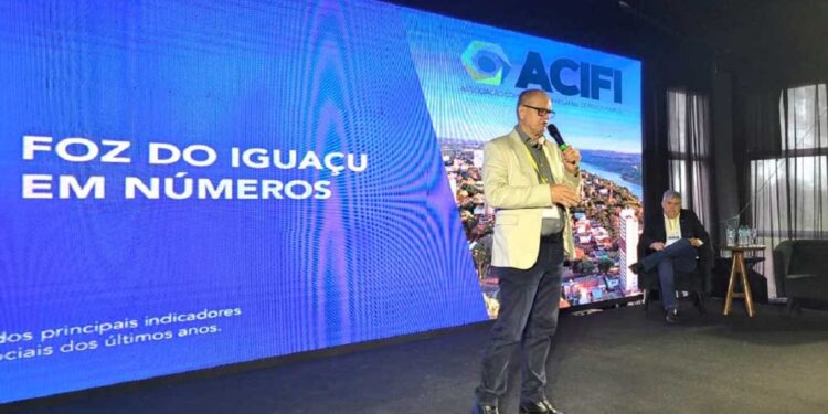 Danilo Vendruscolo e Eduardo Fernandes apresentam o Foz em Números durante a Paraguay Business Week – foto divulgação Danilo Vendruscolo e Eduardo Fernandes apresentam o Foz em Números durante a Paraguay Business Week – foto divulgação