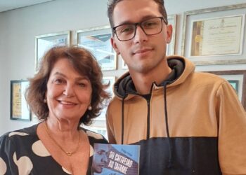 A deptuada Cristina Silvesri (PP) ao lado de Thiago Felipe, autor do livro.
Créditos: Divulgação/Assessoria Parlamentar