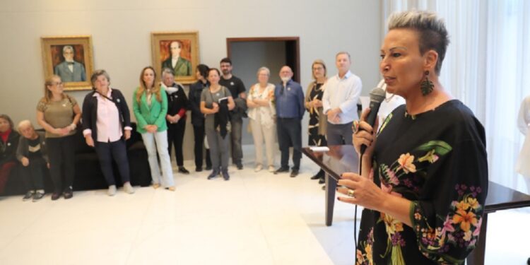 Deputada Cloara Pinheiro (PSD), vice-presidente da Comissão de Cultura, participou da abertura da mostra.
Créditos: Valdir Amaral/Alep