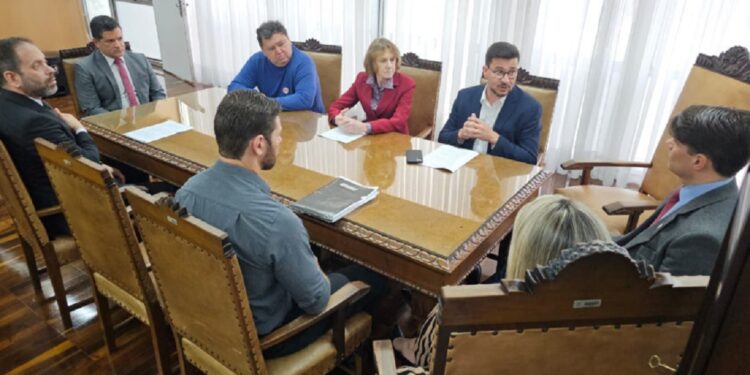 Deputados alertam que a segurança da população e do próprio Estado pode ser comprometida com a privatização. Deputados alertam que a segurança da população e do próprio Estado pode ser comprometida com a privatização.