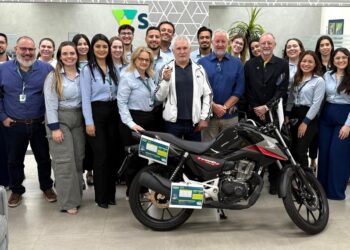 Sicoob República Argentina fez a entrega da motocicleta ao empresário Enory Casagrande – foto: divulgação