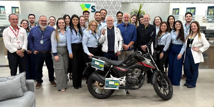 Sicoob República Argentina fez a entrega da motocicleta ao empresário Enory Casagrande – foto: divulgação