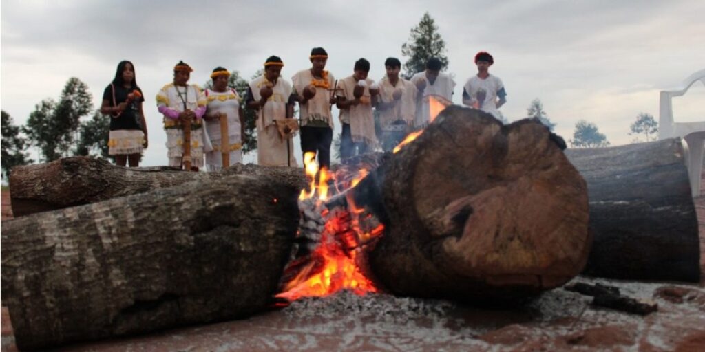 A reza é uma dimensão fundamental no modo de ser Guarani. Os rezadores e rezadoras são, ao mesmo tempo, lideranças espirituais e políticas. Foto: Andréa Moratelli/Cimi