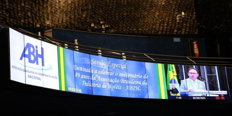 Sessão solene em homenagem aos 89 anos da ABIH Nacional no Senado Federal. Foto: Juliana Duarte (ABIH). Sessão solene em homenagem aos 89 anos da ABIH Nacional no Senado Federal. Foto: Juliana Duarte (ABIH).
