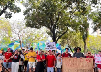 Manifestação na Praça da Paz, Foz do Iguaçu, contra a PEC da Blindagem e o Projeto de Anistia. Foto: Tamires Souza.