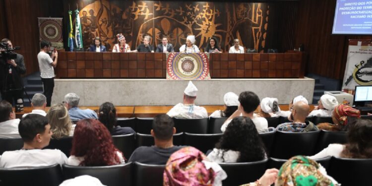 Audiência ocorreu na noite desta segunda-feira (6), no Plenarinho da Assembleia.
Créditos: Valdir Amaral/Alep Audiência ocorreu na noite desta segunda-feira (6), no Plenarinho da Assembleia.
Créditos: Valdir Amaral/Alep